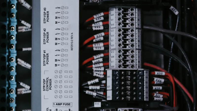 Contrôleur automatique du facteur de puissance